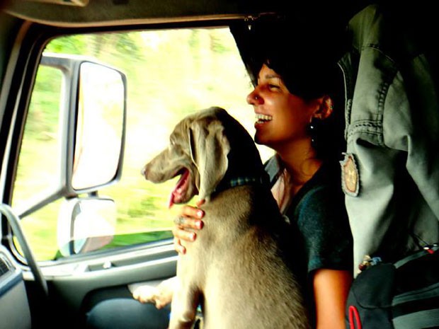 Aline Campbel e seu cão, Saga, em uma das caronas de caminhão (Foto: Aline Campbel/Arquivo pessoal)