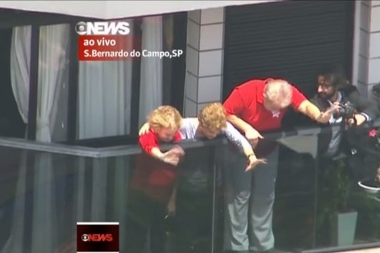 A ex-primeira dama Marisa, a presidente Dilma e o ex-presidente Lula acenam para os militantes (Foto: Reprodução GloboNews) A ex-primeira dama Marisa, a presidente Dilma e o ex-presidente Lula acenam para os militantes (Foto: Reprodução GloboNews)