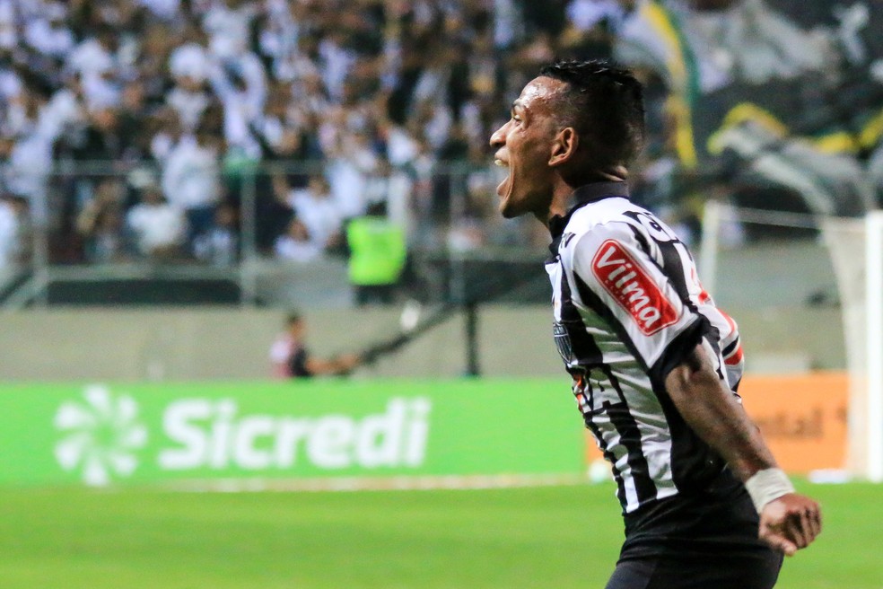 Otero comemora gol olímpico marcado contra o Paraná (Foto: Agência Estado)