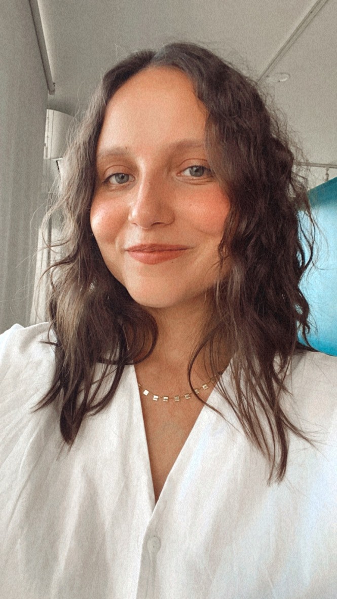 Bárbara Öberg tinha cabelos loiros antes de adotar os fios escuros naturais (Foto: Arquivo Pessoal)