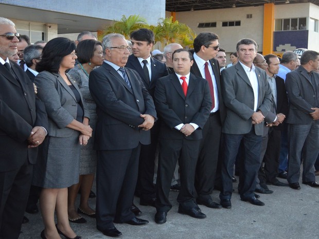 Governador em exercício, Jackson Barreto, e diversas personalidades foram ao aeroporto receber Marcelo Déda (Foto: Marina Fontenele/G1)