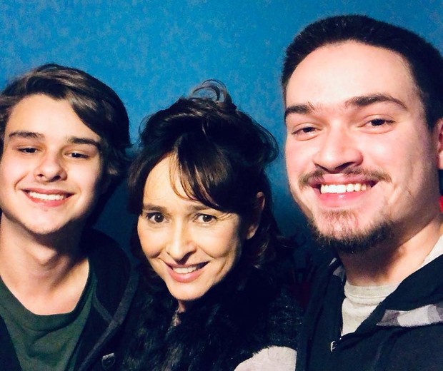 Pedro Arthur com a mãe, Myrian Rios, e o irmão materno, rapper Mank (Foto: Divulgação/TV Globo e Reprodução/Instagram) Pedro Arthur com a mãe, Myrian Rios, e o irmão materno, rapper Mank (Foto: Divulgação/TV Globo e Reprodução/Instagram)