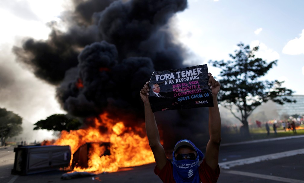 Manifestante durante protesto contra o governo do presidente Michel Temer, em Brasília (Foto: Ueslei Marcelino/Reuters)