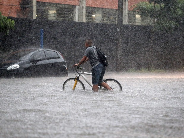 Ciclista passa por ponto de alagamento causado pela chuva no cruzamento das ruas Francisco Rodrigues Nunes e Maestro Gabriel Migliori, no bairro do Limão, na Zona Norte de São Paulo (Foto: ALEX SILVA/ESTADÃO CONTEÚDO) Ciclista passa por ponto de alagamento causado pela chuva no cruzamento das ruas Francisco Rodrigues Nunes e Maestro Gabriel Migliori, no bairro do Limão, na Zona Norte de São Paulo (Foto: ALEX SILVA/ESTADÃO CONTEÚDO)