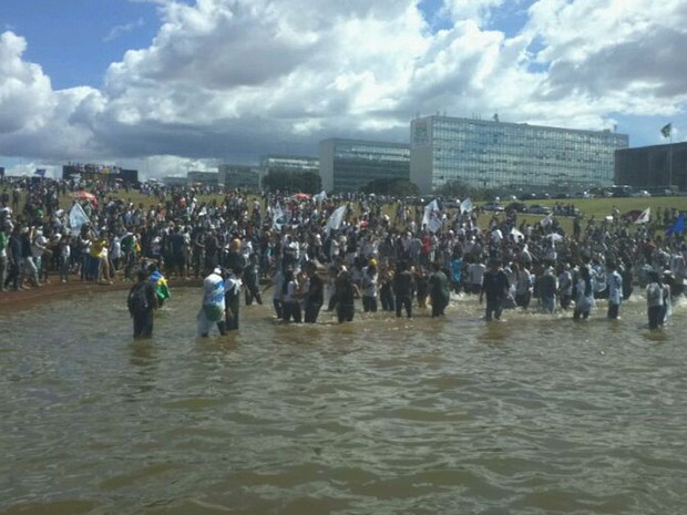 Estudantes invadem espelho d'água do Congresso Nacional, em Brasília (Foto: Gabriella Julie/G1)