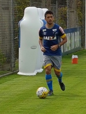 Robinho faz corrida em volta de um dos campos da Toca da Raposa II (Foto: Divulgação / Cruzeiro)