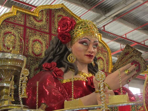 Carro da cigana Madame Lenormand abre setor que fala do baralho cigano (Foto: Alba Valéria Mendonça/ G1)