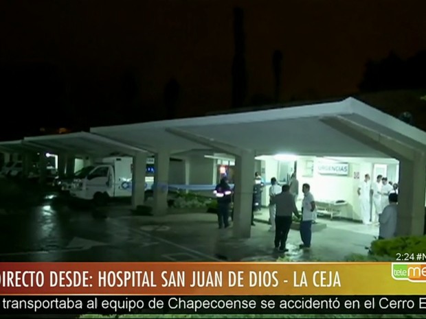 Movimentação é intensa nos hospitais, à espera de feridos no acidente da Colômbia (Foto: Reprodução/TV Globo)