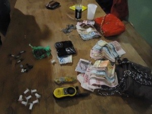 Na operação foram apreendidos drogas e dinheiro (Foto: Polícia Militar)