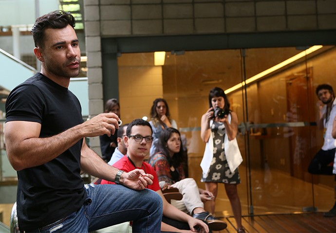 Rodrigo Sant'Anna bate um papo informal com os jovens roteiristas do Globo Lab (Foto: Geane Carvalho / TV Globo)