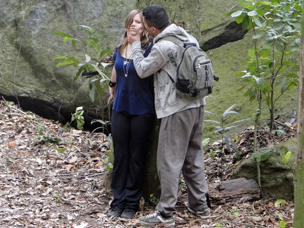 Bandido captura Lia e amarra ela numa árvore (Foto: Malhação / TV Globo)