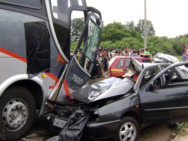 Acidente deixou três mortos e um ferido em Alfenas, MG (Foto: Wagner Rodrigues de Oliveira / VC no G1)