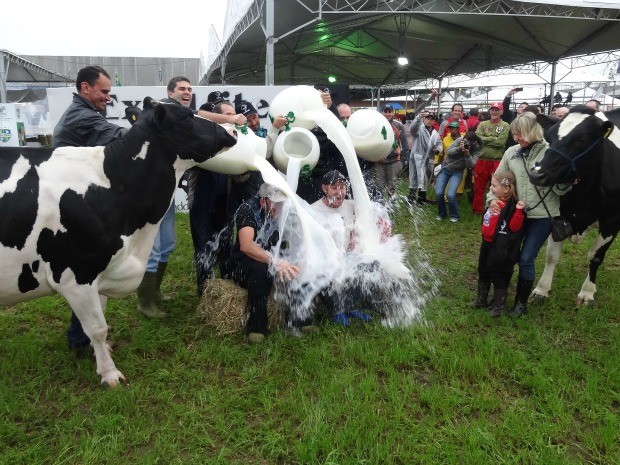 Banho de leite (Foto: Márcio Luiz/G1)