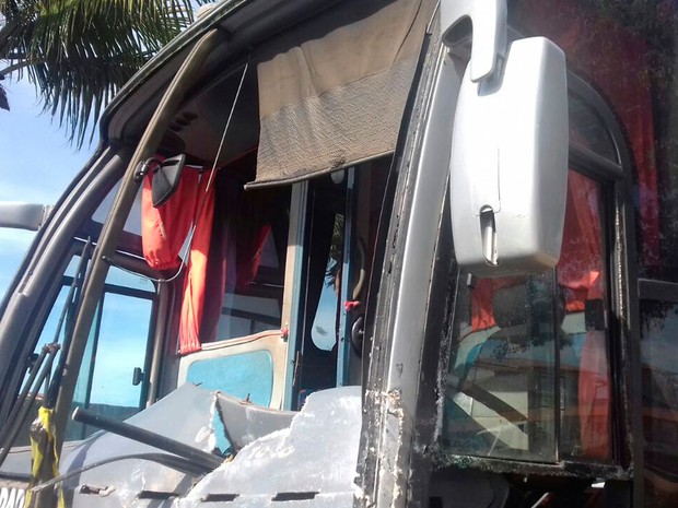 Motorista de ônibus teve fratura na perna em acidente (Foto: Renata Borges/ TV Santa Cruz)