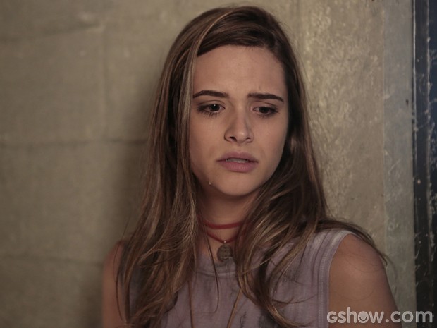 Lili fica chocada após ver LC de papo com Hermes e Tereza (Foto: Felipe Monteiro/TV Globo)
