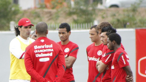 Fernandão ajusta time contra o Santos (Foto: Diego Guichard/GLOBOESPORTE.COM)