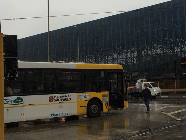 Motoristas cruzaram os braços para evitar a saída de ônibus no Terminal Dom Pedro (Foto: Tatiana Santiago/G1)