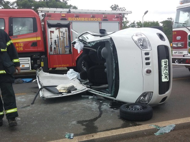Carro perdeu o teto após colisão no Park Way, em Brasília (Foto: Corpo de Bombeiros/Divulgação)
