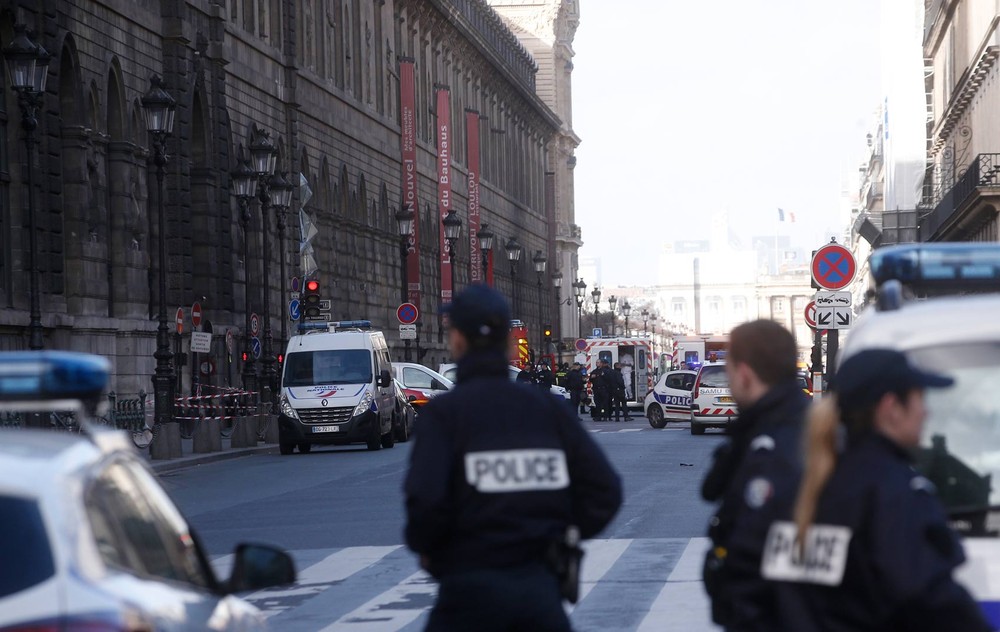 Museu foi esvaziado e a polícia restringiu o acesso à região no centro da capital francesa (Foto: Thibault Camus/AP)