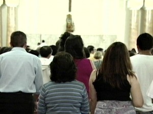 Missa de cinzas leva fiéis à Catedral de Santana em Mogi das Cruzes (Foto: Reprodução/TV Diário)