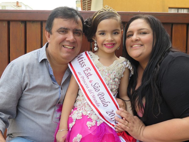 Pequena miss e os pais, José Roberto e Cleide, em Guarujá (Foto: Mariane Rossi/G1) Pequena miss e os pais, José Roberto e Cleide, em Guarujá (Foto: Mariane Rossi/G1)