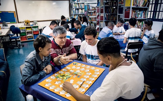 O professor Luiz Felipe Lins com uma turma de nono ano.Ele cria estratégias para mostrar a matemática do dia a dia (Foto: Stefano Martini/ÉPOCA)