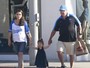 Mila Kunis é clicada passeando com o pai e a filha por Beverly Hills