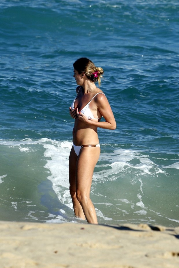 Letícia Birkheuer na praia (Foto: Gil Rodrigues / Foto Rio News)