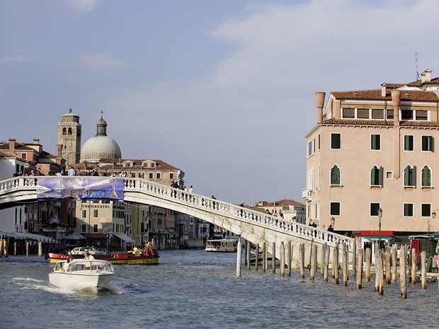 A Ponte dos Descalços, em Veneza, onde um casal de turistas foi flagrado fazendo sexo durante o dia (Foto: Yves Talensac / Photononstop/ AFP)