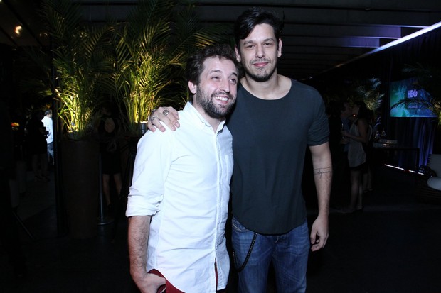 Gregório Duvivier e João Vicente em festa no Rio (Foto: Marcello Sá Barreto e Anderson Borde/Ag News)