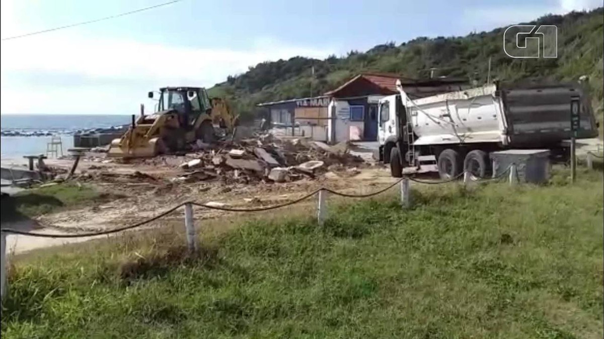 Inea retira entulhos de quiosques demolidos há quase um mês na Praia