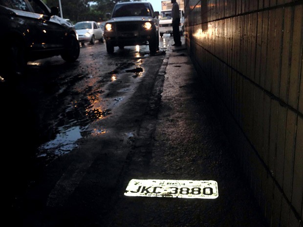 Placa de carro perdida após alagamento em tesourinha da 205 Sul, em Brasília (Foto: Gustavo Schuabb/G1)