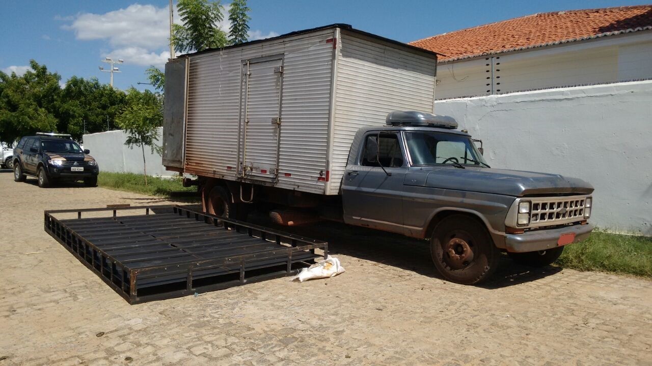 PF apreende 763 kg de maconha em cobertura falsa de caminhão, em São José do Egito, Pernambuco (Foto: Divulgação/ Polícia Federal)