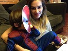 Cleo Pires posa com seu irmão mais novo vestido de Homem-Aranha