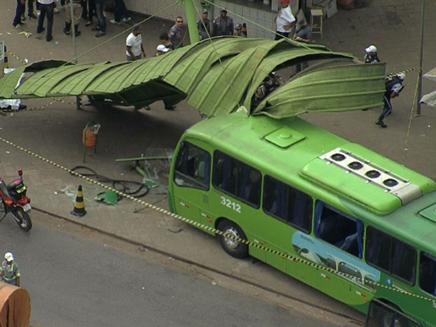 Ônibus invade ponto e atropela pedestres (Foto: Reprodução/TV Globo)