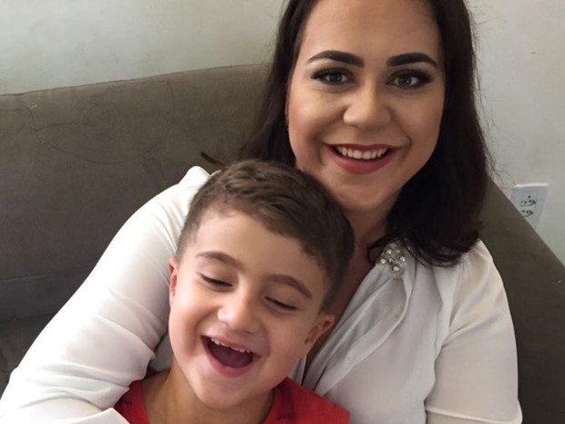 Cássia Coelho e o filho Mateus Coelho, que obteve liberação para importação do canabidiol, em Goiânia, Goiás (Foto: Arquivo pessoal/Cássia Coelho)