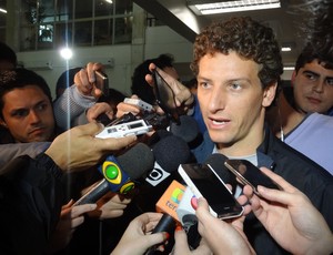 elano grêmio meia chegada aeroporto (Foto: Hector Werlang/Globoesporte.com)