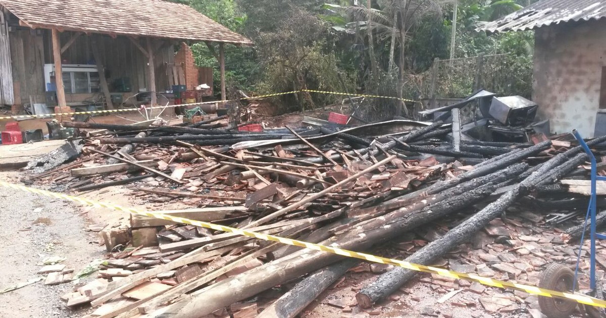Casa pega fogo e três crianças morrem em Pomerode - Globo.com