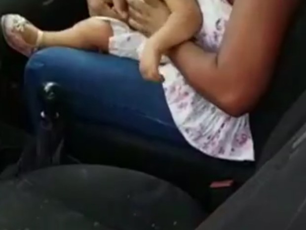 Criança é levada irregularmente em picape na BR-060, em Rio Verde, Goiás (Foto: Reprodução/ TV Anhanguera)