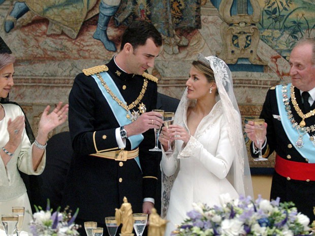 Casamento do príncipe Felipe com a princesa Letizia Ortiz no palácio real de Madri, na Espanha, no dia 22 de maio de 2004 (Foto: Pool/ Ballesteros/ AFP )