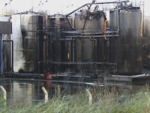 As caldeiras, que são brancas, ficaram manchadas por causa da explosão.  (Foto: reprodução/TV Tem)