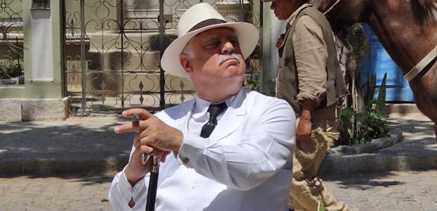 Sentado no banco da praça, Ramiro Bastos aguarda sua tão sonhada vitória