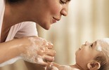 Faça da hora do banho um momento de relaxamento para o bebê (Divulgação)