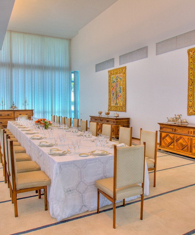 Concebido por Ana Maria Niemeyer, responsável pela decoração original do palácio, o salão de banquetes tem lugar para até 50 convidados (Foto: Ichiro Guerra/Reprodução)