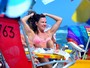 Letícia Birkheuer curte dia de praia com biquíni cor-de-rosa 