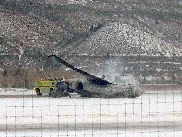 Restos da aeronave que se acidentou na pista do aeroporto de Aspen, no Colorado, EUA, neste domingo (5) (Foto: REUTERS/C Morris Singer )