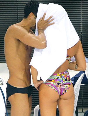 Federica Pellegrini e Filippo Magnini se beijam no treino em Londres (Foto: Reuters)