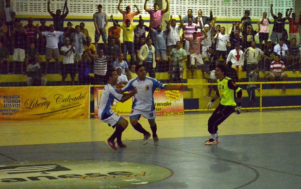 Izavan comemora um dos gols do Itaporanga (Foto: Felipe Martins/GLOBOESPORTE.COM)