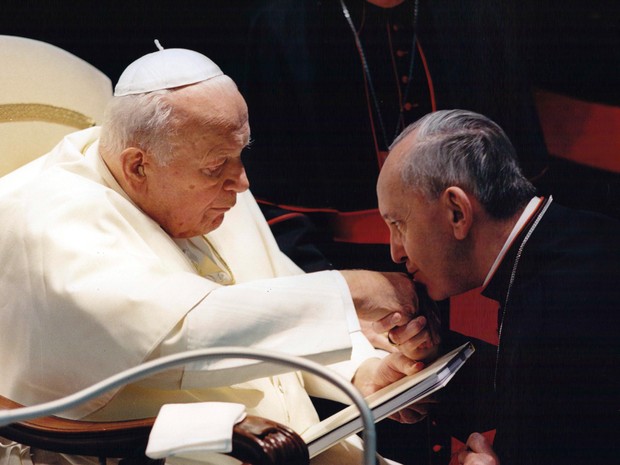 Em foto sem data Jorge Mario Bergoglio, arcebispo de Buenos Aires,beija a mão do Papa João Paulo II durante uma cerimônia no Vaticano (Foto: Sergio Rubin/AP)