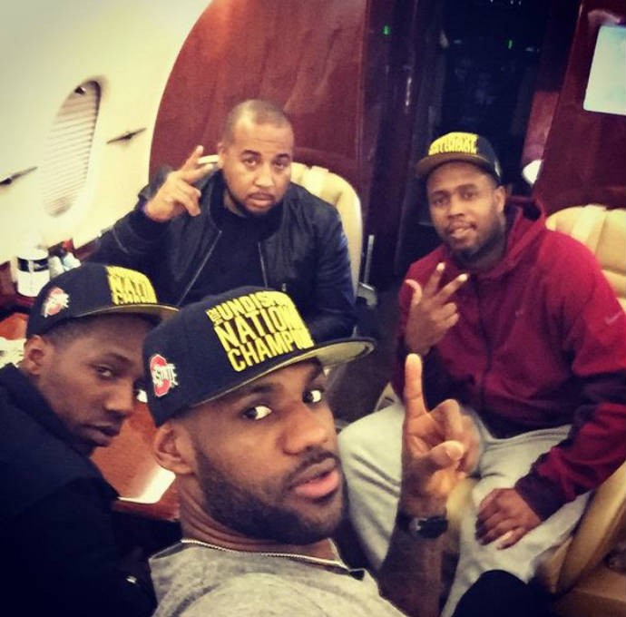 Varej o E LeBron Festejam T tulo De Time De Futebol Americano Universit rio varej-o-e-lebron-festejam-t-tulo-de-time-de-futebol-americano-universit-rio